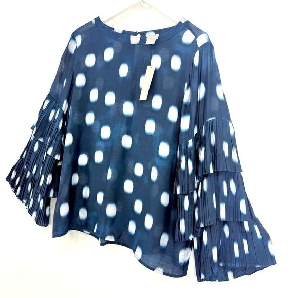 Chico’s Navy Blue White Dot Lightweight Pleat Tiered Flutter Sleeve Blouse NEW - Picture 2 of 15